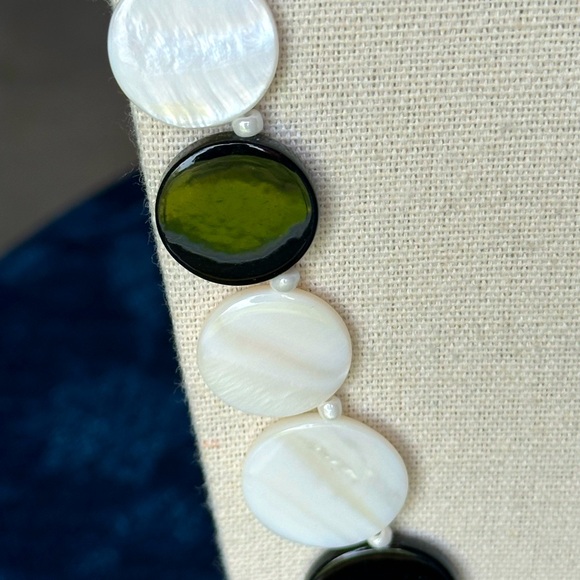 Vintage “NewWithTags” Black and White Disk Necklace - Picture 3 of 3